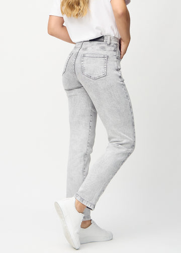 Regular-Jeans für Damen in Hellgrau, Farbe Ashes. Rückansicht an einem Model, die gesamte Passform ist zu sehen.