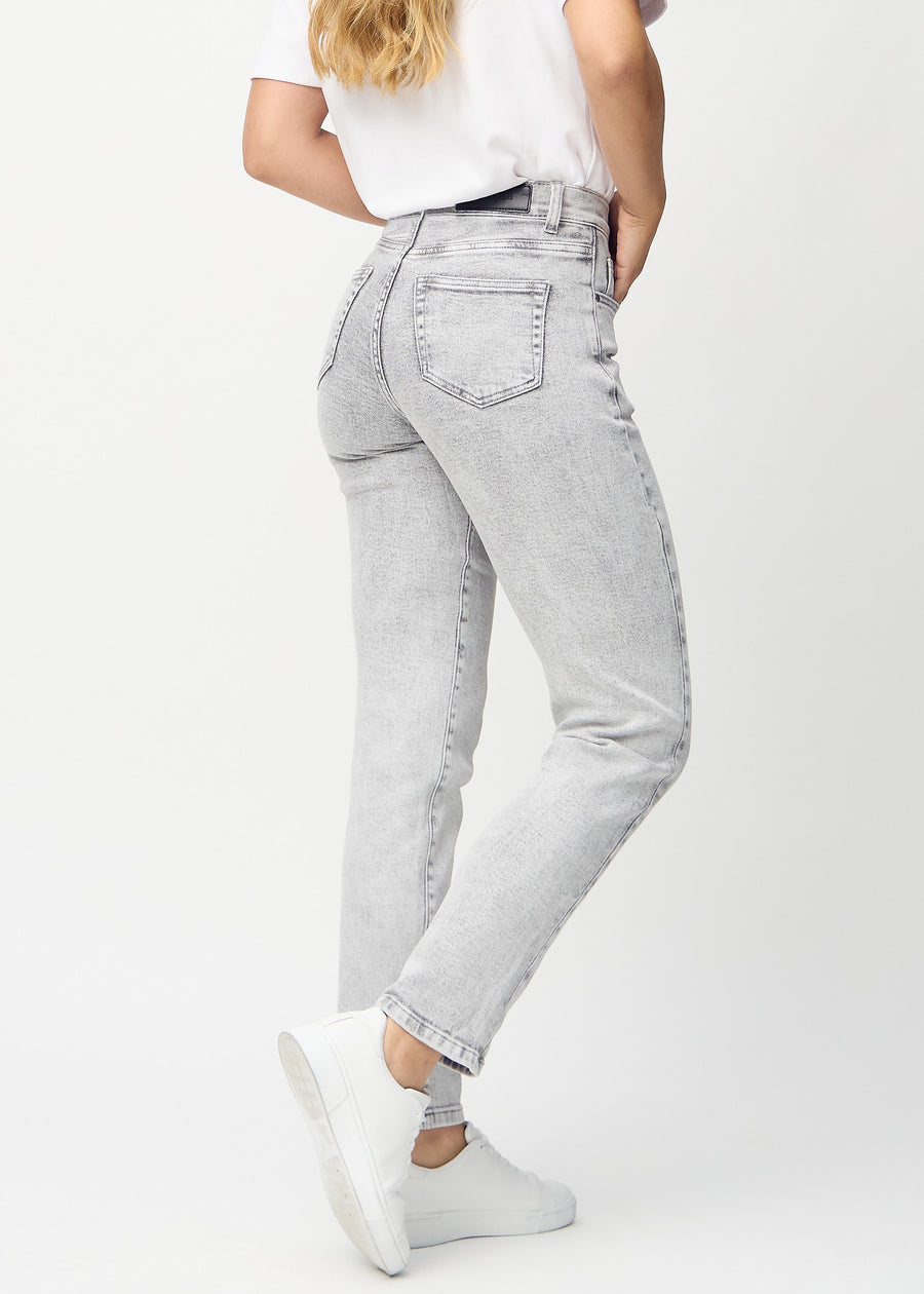 Regular-Jeans für Damen in Hellgrau, Farbe Ashes. Rückansicht an einem Model, die gesamte Passform ist zu sehen.