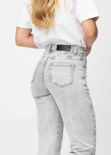 Regular-Jeans für Damen in Hellgrau, Farbe Ashes. Nahaufnahme von hinten an einem Model, um Passform und Details zu zeigen.
