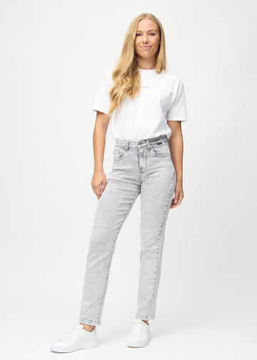 Regular-Jeans für Damen in Hellgrau, Farbe Ashes. Ganzkörperansicht eines Models in diesen Jeans.