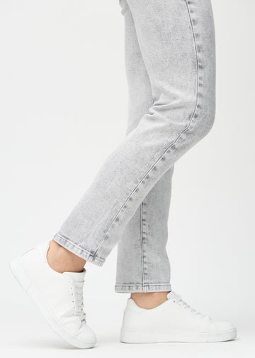 Regular-Jeans für Damen in Hellgrau, Farbe Ashes. Nahaufnahme an den Knöcheln eines Models, um den geraden Beinabschluss zu zeigen.