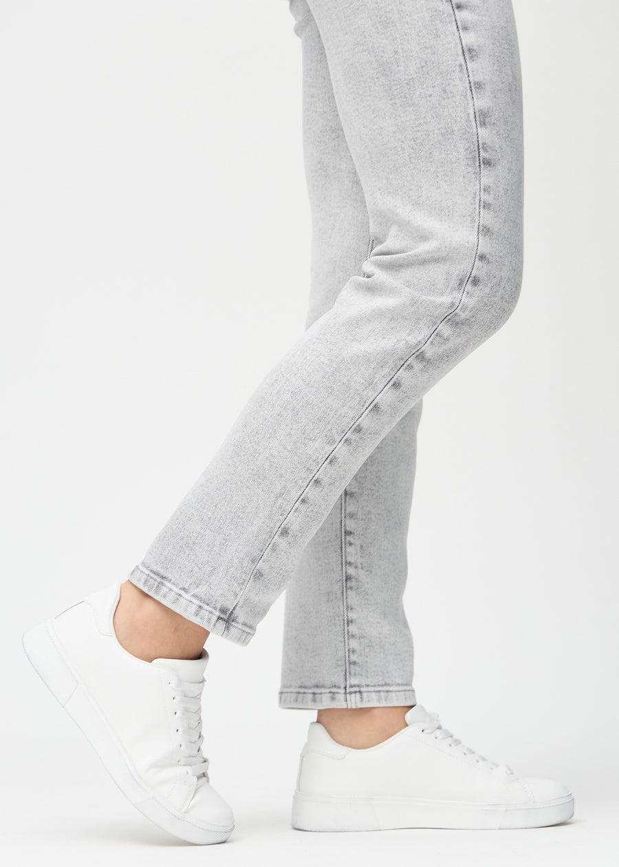 Regular-Jeans für Damen in Hellgrau, Farbe Ashes. Nahaufnahme an den Knöcheln eines Models, um den geraden Beinabschluss zu zeigen.