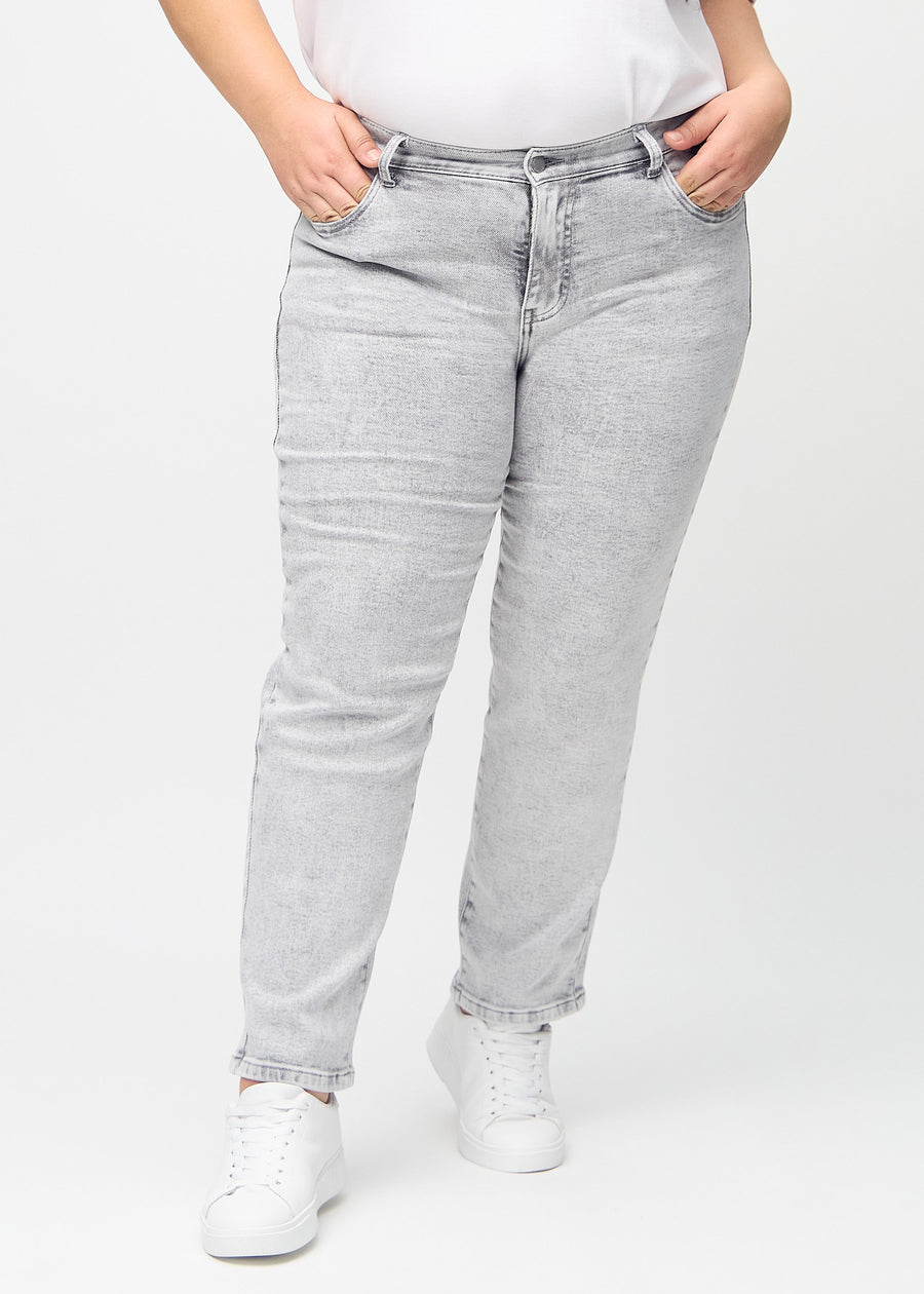 Regular-Jeans für Damen in Hellgrau, Farbe Ashes. Vorderansicht an einem Plus-Size-Model, mit klassischem geradem Beinverlauf.