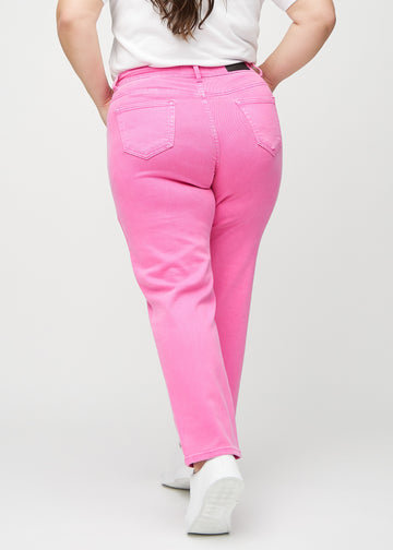 Regular-Jeans für Damen in Hellrosa, Farbe Flamingos. Rückansicht an einem Plus-Size-Model, die gesamte Passform ist zu sehen.