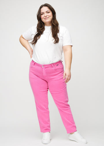 Regular-Jeans für Damen in Hellrosa, Farbe Flamingos. Ganzkörperansicht eines Plus-Size-Models in diesen Jeans.