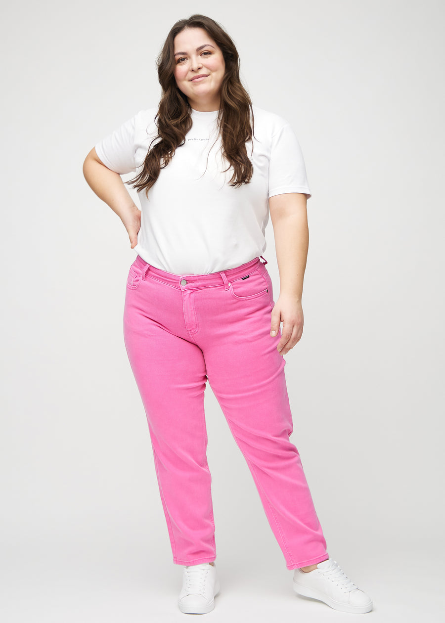 Regular-Jeans für Damen in Hellrosa, Farbe Flamingos. Ganzkörperansicht eines Plus-Size-Models in diesen Jeans.