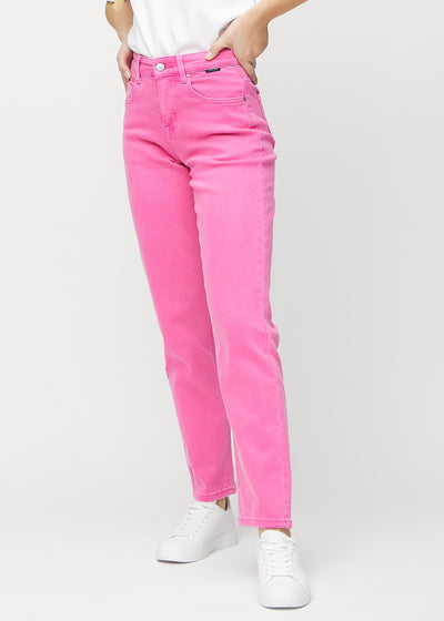 Hellrosa regular jeans, Modellname Flamingos, die gerade am Bein herunterfallen, von vorne gesehen.