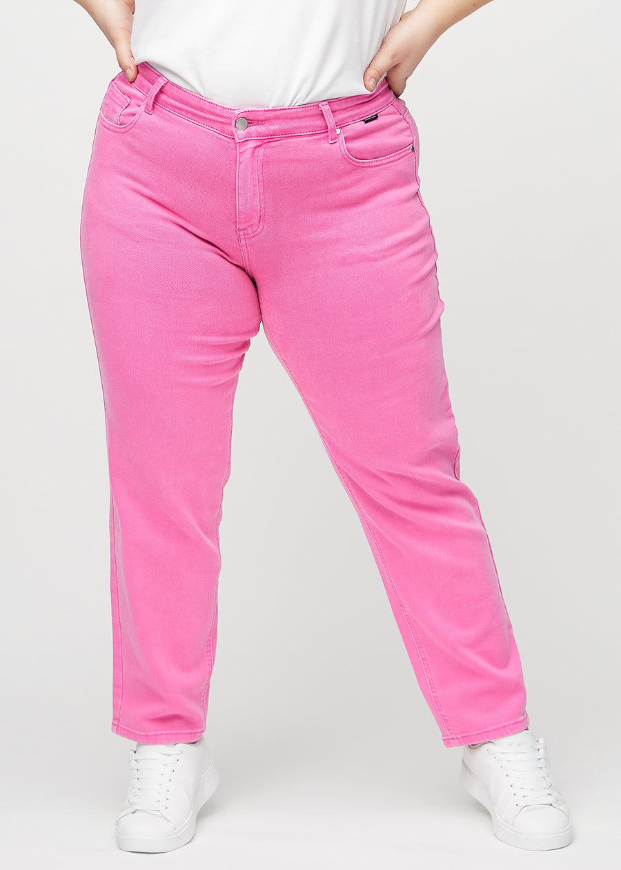 Regular-Jeans für Damen in Hellrosa, Farbe Flamingos. Vorderansicht an einem Plus-Size-Model, mit klassischem geradem Beinverlauf.
