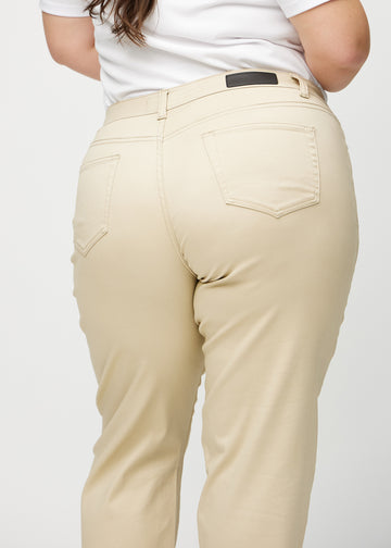 Regular-Jeans für Damen in Beige, Farbe Gazelles. Nahaufnahme von hinten an einem Plus-Size-Model, um Passform und Details zu zeigen.