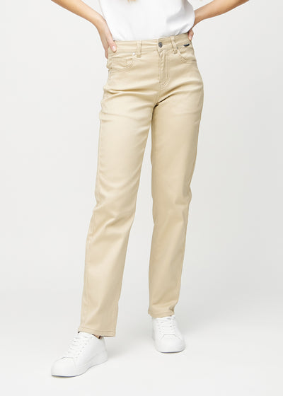 Beige regular jeans, Modellname Gazelles, die am Bein gerade nach unten verläuft, von vorne gesehen.