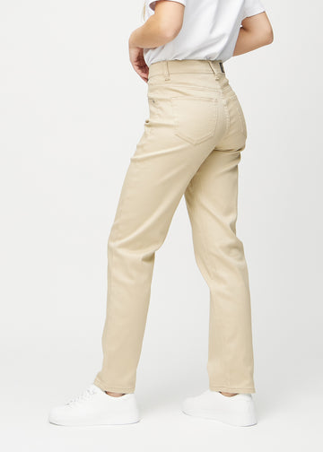 Beige Regular-Jeans in der Farbe Gazelles, schräg von der Seite an einem Model gezeigt.