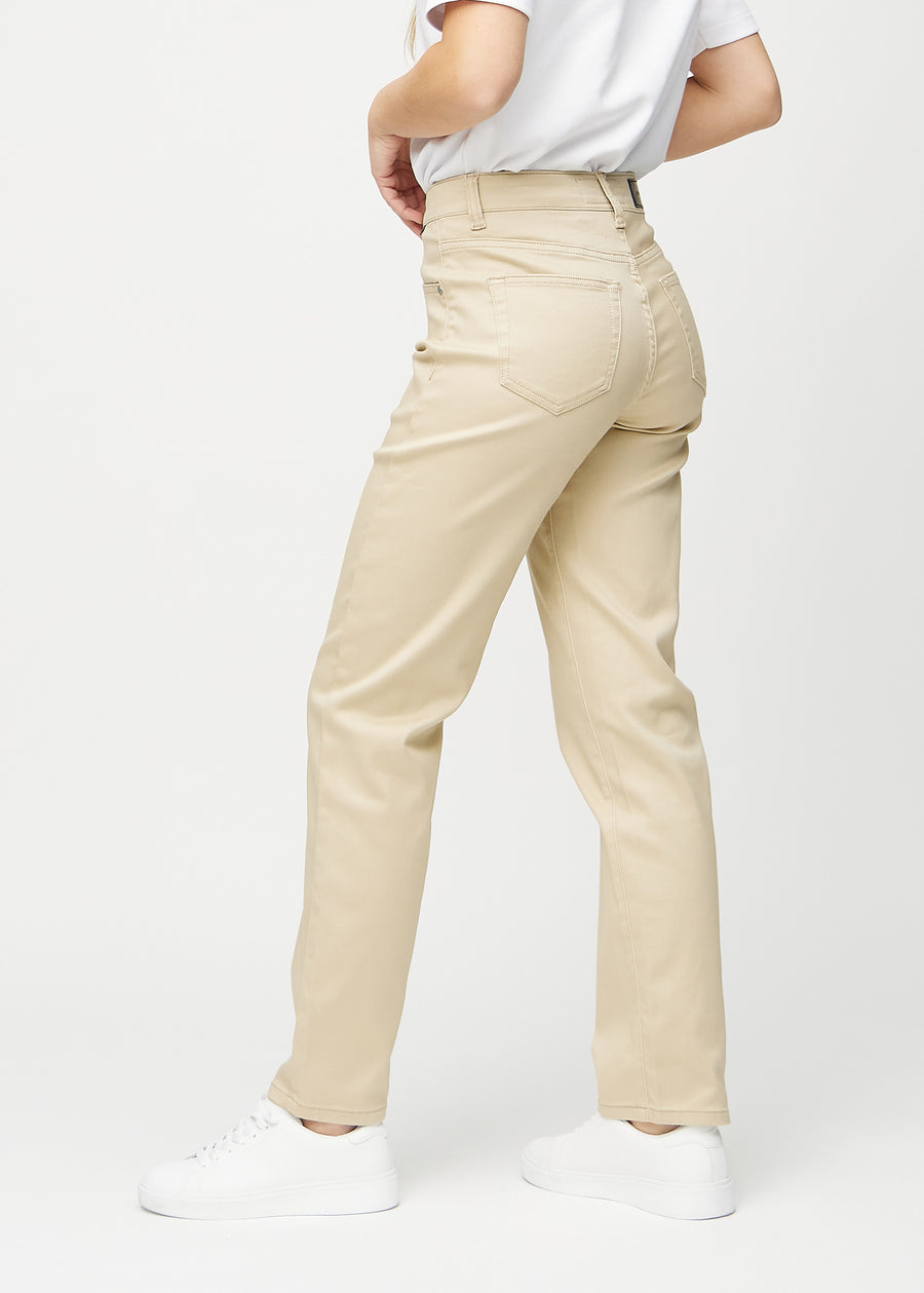Beige Regular-Jeans in der Farbe Gazelles, schräg von der Seite an einem Model gezeigt.
