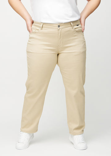 Regular-Jeans für Damen in Beige, Farbe Gazelles. Vorderansicht an einem Plus-Size-Model, mit klassischem geradem Beinverlauf.