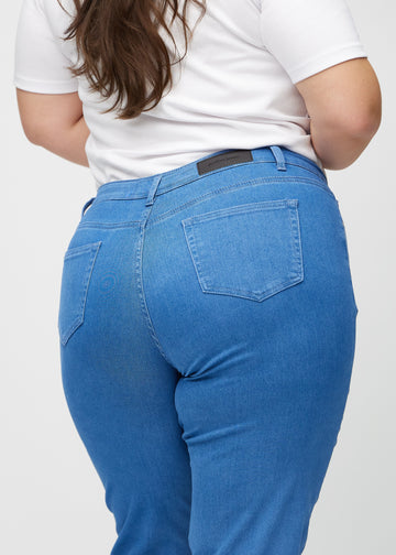 Regular-Jeans für Damen in Blau, Farbe Geraniums. Nahaufnahme von hinten an einem Plus-Size-Model, um Passform und Details zu zeigen.