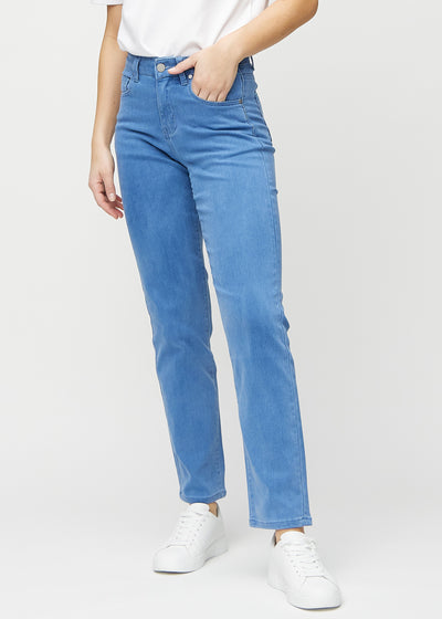 Blaue regular jeans, Modellname Geraniums, die gerade am Bein herunterfallen, von vorne gesehen.