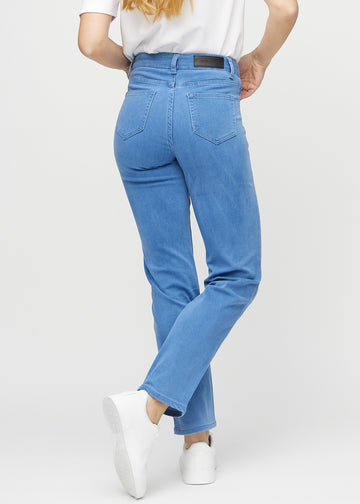 Regular-Jeans für Damen in Blau, Farbe Geraniums. Rückansicht an einem Model, die gesamte Passform ist zu sehen.