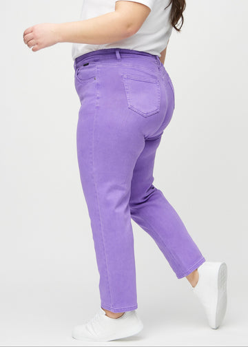Regular-Jeans für Damen in Lila, Farbe Lavenders. Seitenansicht an einem Plus-Size-Model.