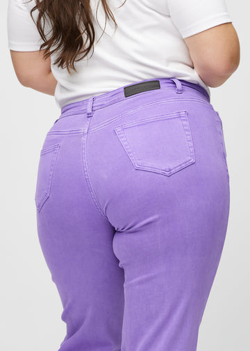 Regular-Jeans für Damen in Lila, Farbe Lavenders. Nahaufnahme von hinten an einem Plus-Size-Model, um Passform und Details zu zeigen.