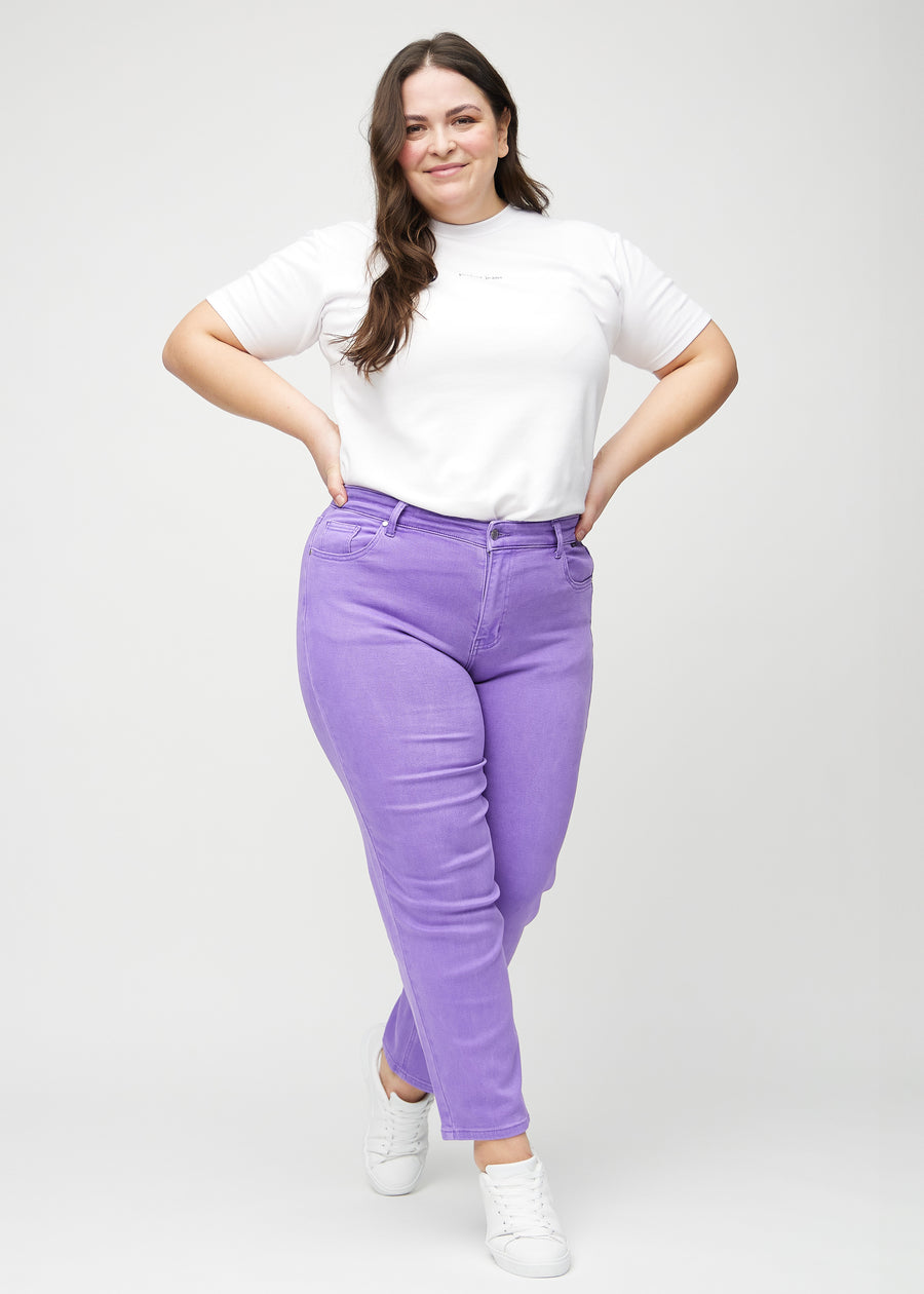 Regular-Jeans für Damen in Lila, Farbe Lavenders. Ganzkörperansicht eines Plus-Size-Models in diesen Jeans.