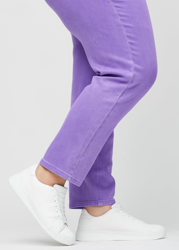 Regular-Jeans für Damen in Lila, Farbe Lavenders. Nahaufnahme an den Knöcheln eines Plus-Size-Models, um den geraden Beinabschluss zu zeigen.