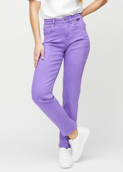 Lila regular jeans, Modellname Lavenders, die gerade am Bein herunterfällt, von vorne gesehen.