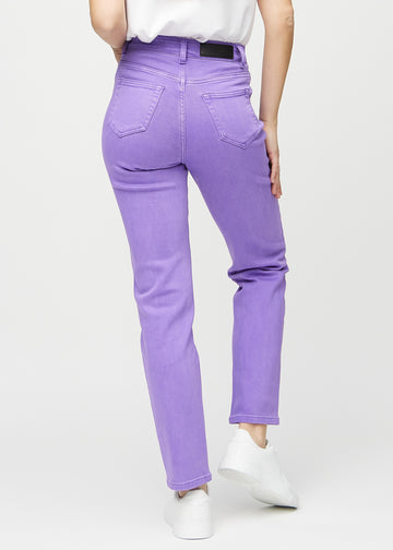 Regular-Jeans für Damen in Lila, Farbe Lavenders. Rückansicht an einem Model, die gesamte Passform ist zu sehen.