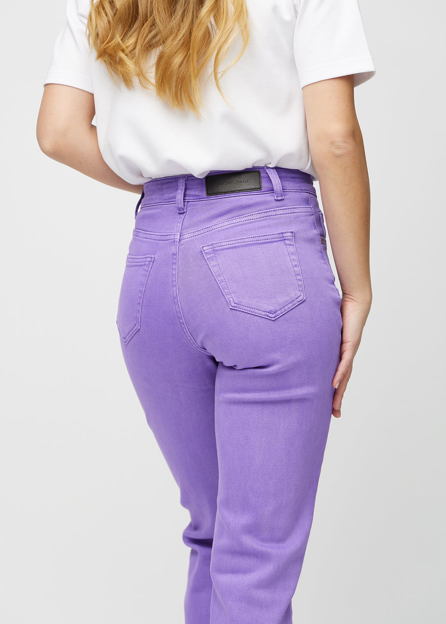 Regular-Jeans für Damen in Lila, Farbe Lavenders. Nahaufnahme von hinten an einem Model, um Passform und Details zu zeigen.
