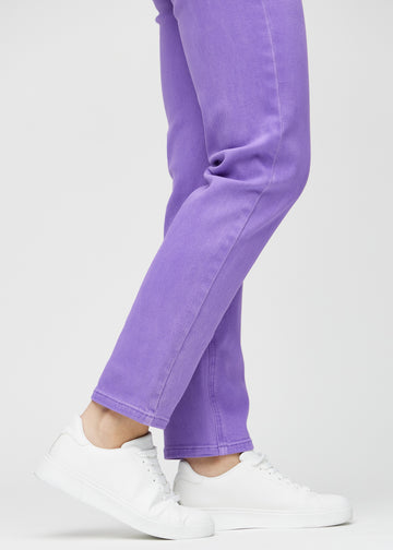 Regular-Jeans für Damen in Lila, Farbe Lavenders. Nahaufnahme an den Knöcheln eines Models, um den geraden Beinabschluss zu zeigen.