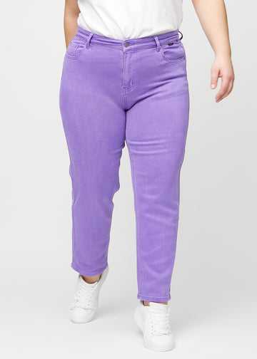 Regular-Jeans für Damen in Lila, Farbe Lavenders. Vorderansicht an einem Plus-Size-Model, mit klassischem geradem Beinverlauf.