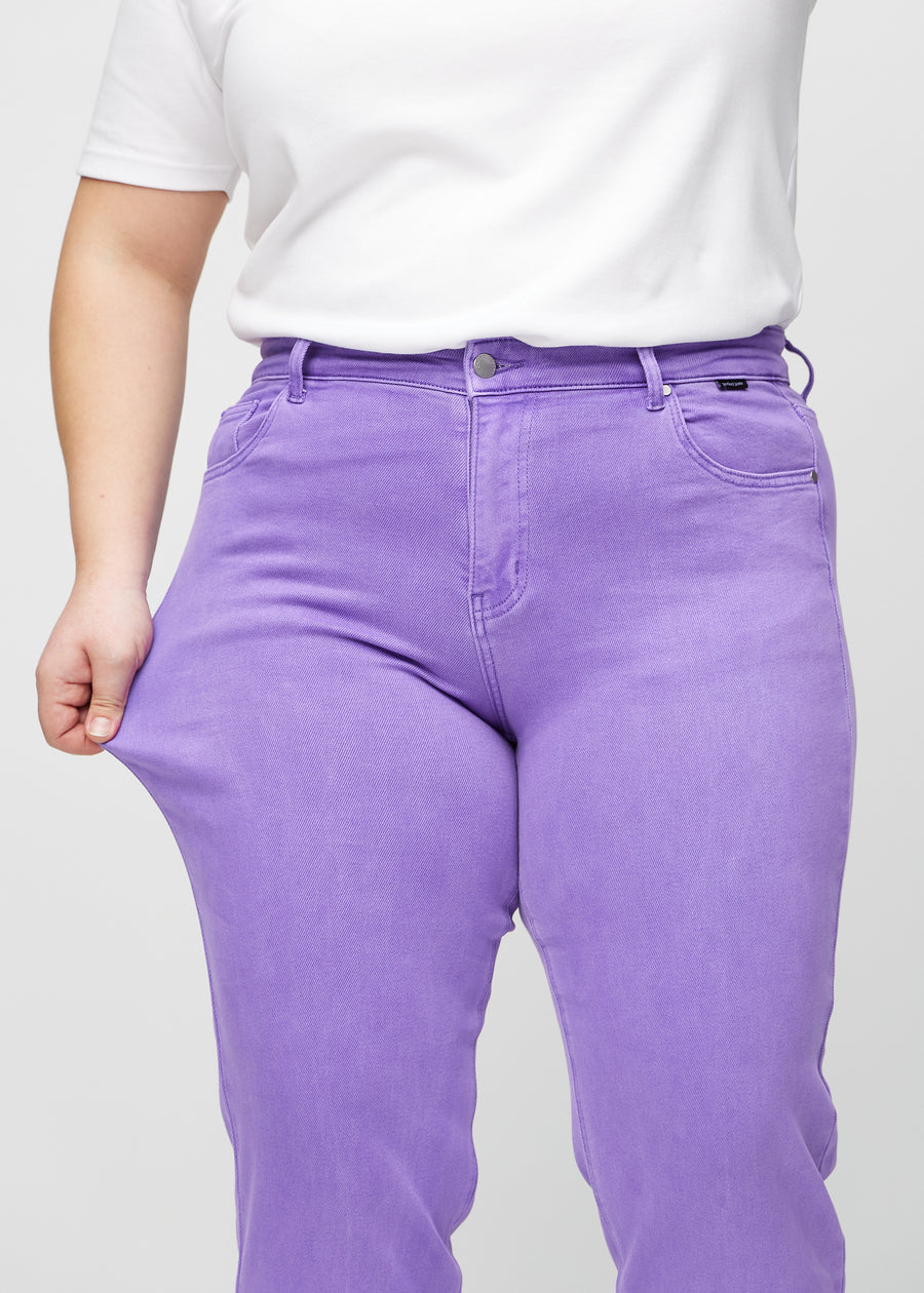 Regular-Jeans für Damen in Lila, Farbe Lavenders. Ein Plus-Size-Model dehnt den Stoff am Oberschenkel, um den Stretch zu zeigen.