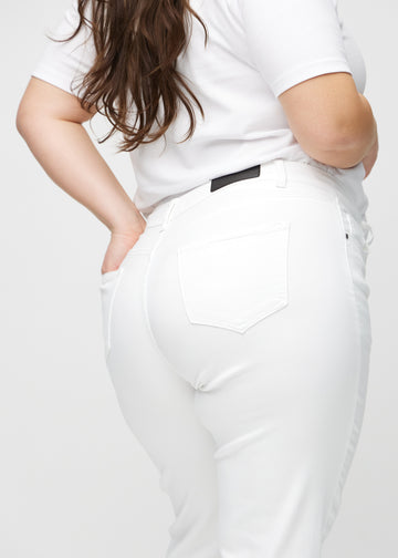 Regular-Jeans für Damen in Weiß, Farbe Marguerites. Nahaufnahme von hinten an einem Plus-Size-Model, um Passform und Details zu zeigen.