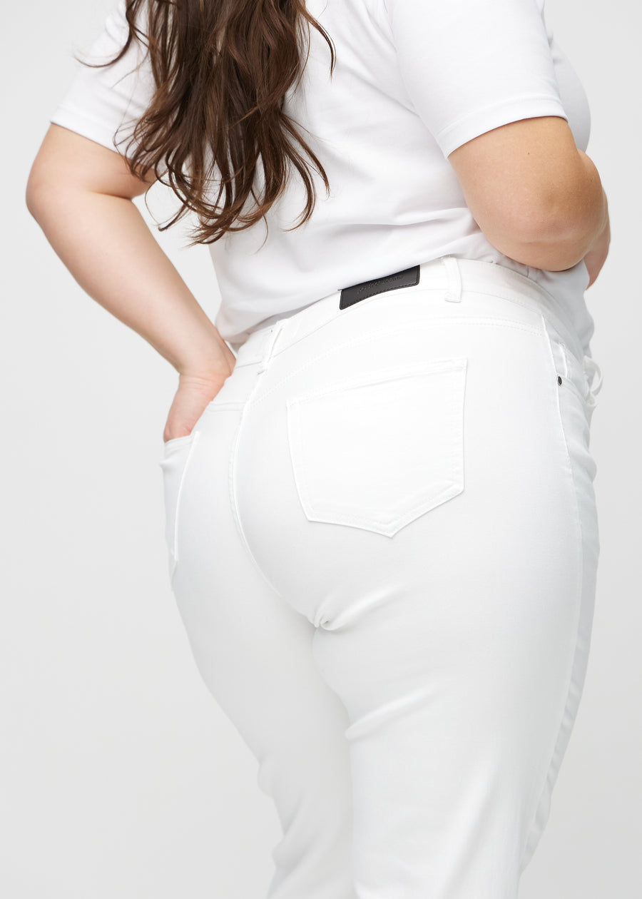 Regular-Jeans für Damen in Weiß, Farbe Marguerites. Nahaufnahme von hinten an einem Plus-Size-Model, um Passform und Details zu zeigen.