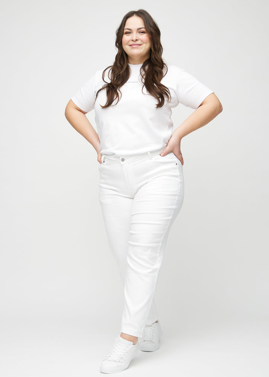 Regular-Jeans für Damen in Weiß, Farbe Marguerites. Ganzkörperansicht eines Plus-Size-Models in diesen Jeans.