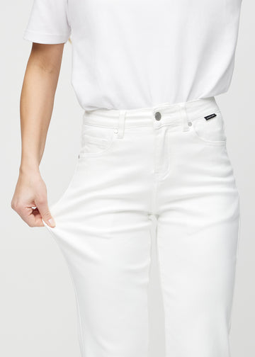 Regular-Jeans für Damen in Weiß, Farbe Marguerites. Ein Model dehnt den Stoff am Oberschenkel, um den Stretch zu zeigen.
