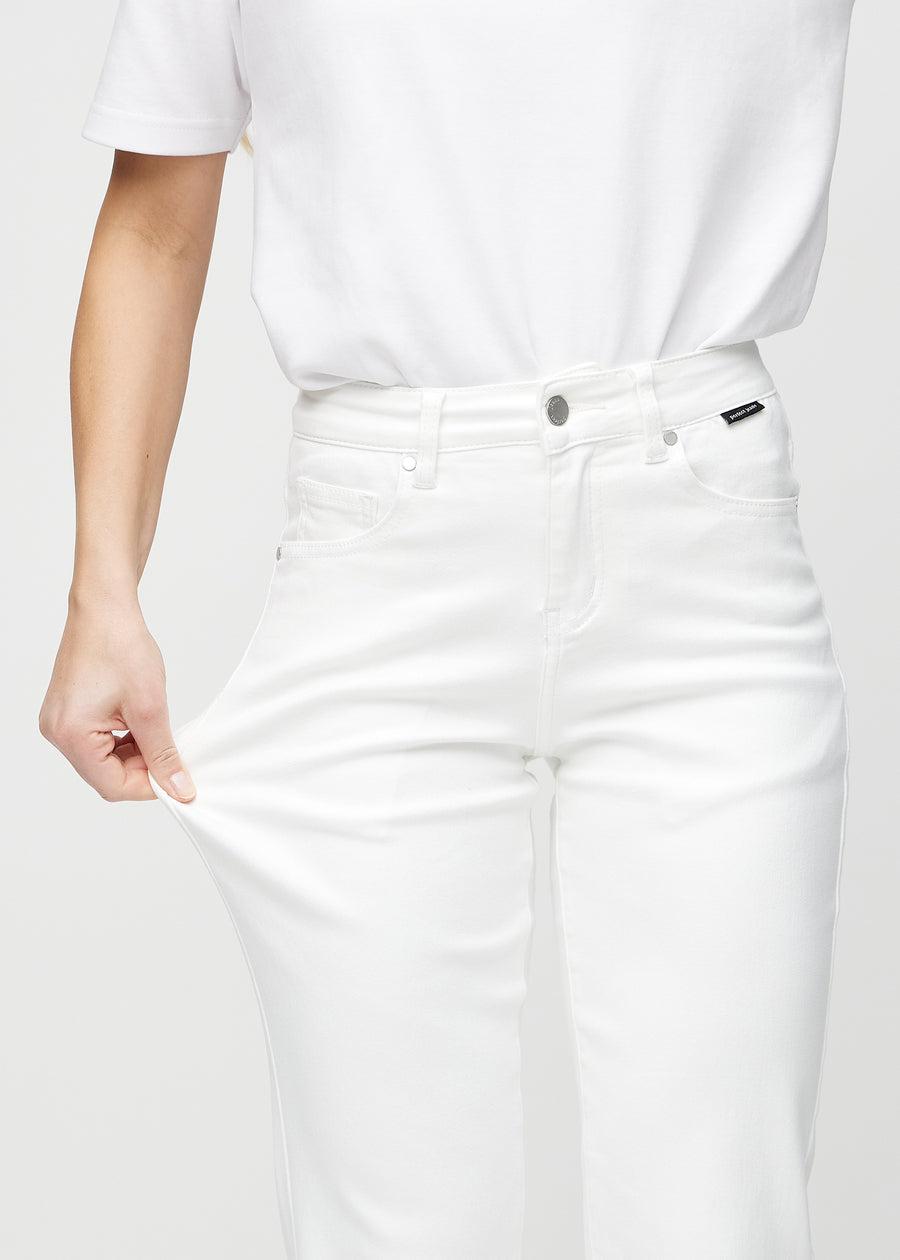 Regular-Jeans für Damen in Weiß, Farbe Marguerites. Ein Model dehnt den Stoff am Oberschenkel, um den Stretch zu zeigen.