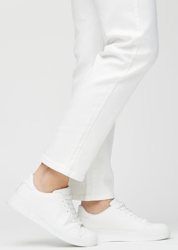 Regular-Jeans für Damen in Weiß, Farbe Marguerites. Nahaufnahme an den Knöcheln eines Models, um den geraden Beinabschluss zu zeigen.