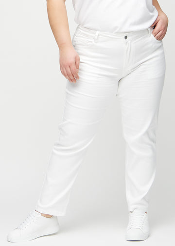 Regular-Jeans für Damen in Weiß, Farbe Marguerites. Vorderansicht an einem Plus-Size-Model, mit klassischem geradem Beinverlauf.