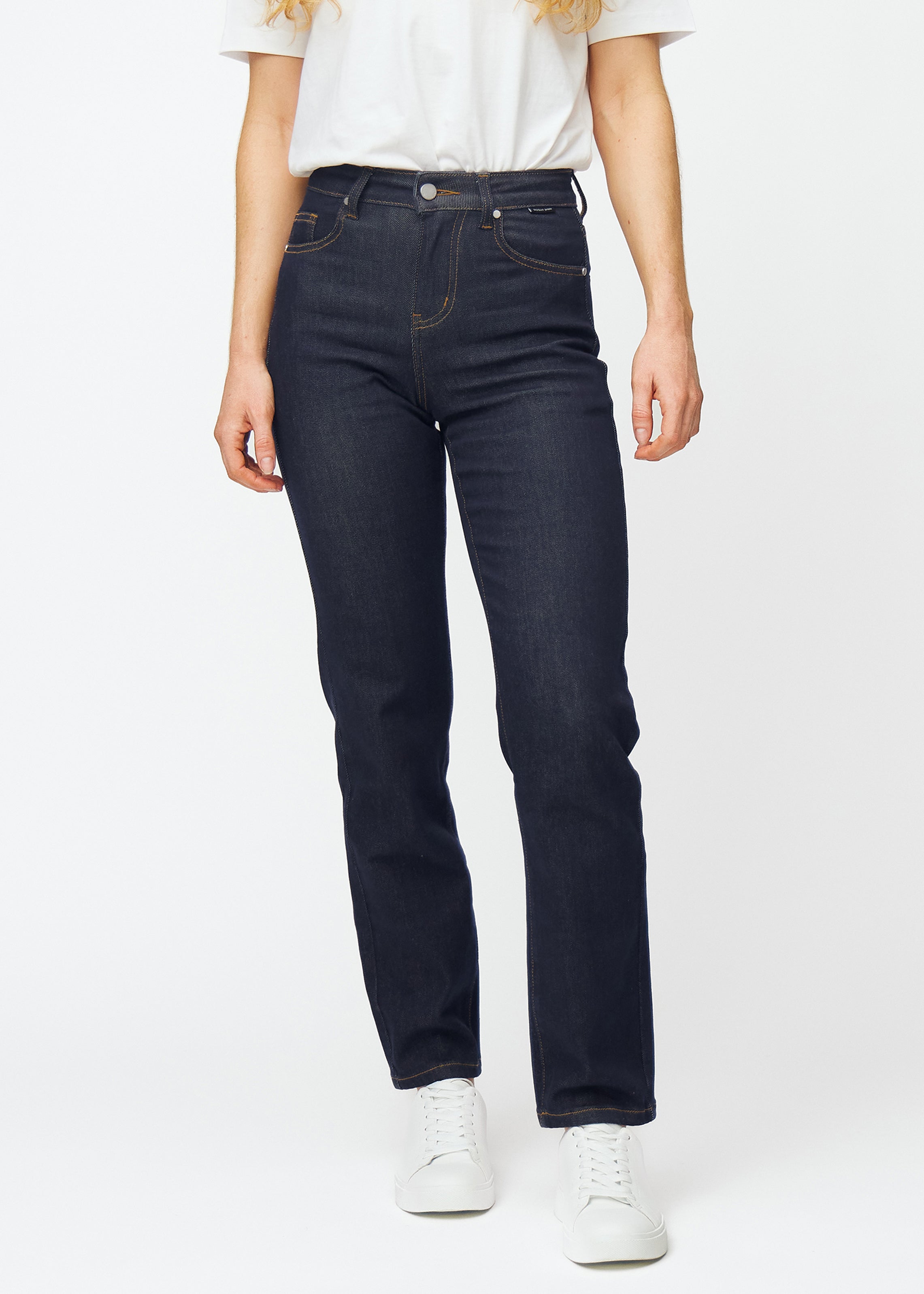 Regular-Jeans für Damen in Dunkelblau, Farbe Midnights. Vorderansicht an einem Model, mit klassischem geradem Beinverlauf.