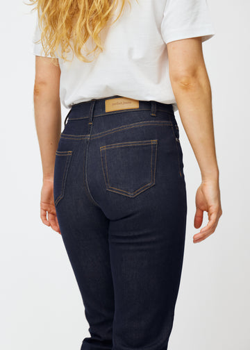 Tief dunkelblaue Denim jeans für Damen in der Farbe Midnights, von hinten in Nahaufnahme gezeigt, um Passform und Details zu zeigen.