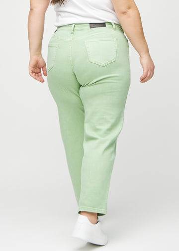 Regular-Jeans für Damen in Hellgrün, Farbe Mints. Rückansicht an einem Plus-Size-Model, die gesamte Passform ist zu sehen.