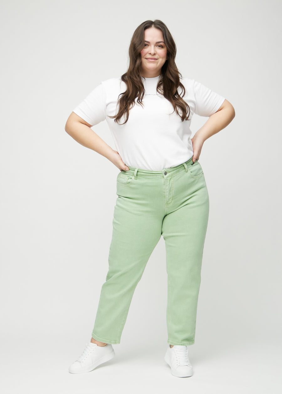Regular-Jeans für Damen in Hellgrün, Farbe Mints. Ganzkörperansicht eines Plus-Size-Models in diesen Jeans.