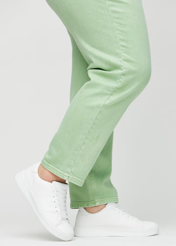 Regular-Jeans für Damen in Hellgrün, Farbe Mints. Nahaufnahme an den Knöcheln eines Plus-Size-Models, um den geraden Beinabschluss zu zeigen.