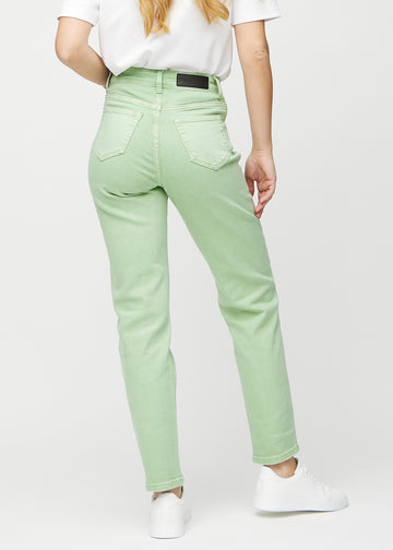 Regular-Jeans für Damen in Hellgrün, Farbe Mints. Rückansicht an einem Model, die gesamte Passform ist zu sehen.
