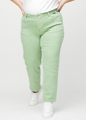 Regular-Jeans für Damen in Hellgrün, Farbe Mints. Vorderansicht an einem Plus-Size-Model, mit klassischem geradem Beinverlauf.