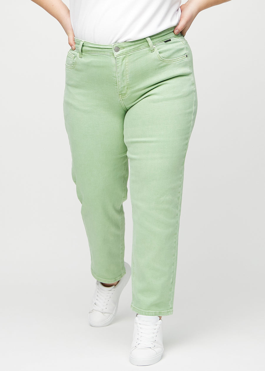 Regular-Jeans für Damen in Hellgrün, Farbe Mints. Vorderansicht an einem Plus-Size-Model, mit klassischem geradem Beinverlauf.