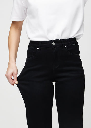 Regular-Jeans für Damen in Schwarz, Farbe Ravens. Ein Model dehnt den Stoff am Oberschenkel, um den Stretch zu zeigen.
