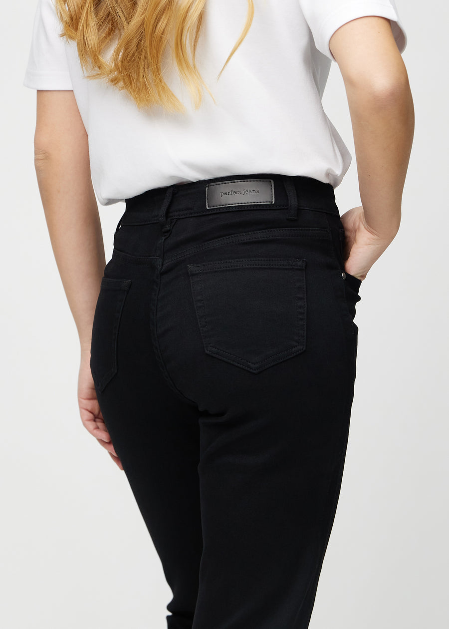 Regular-Jeans für Damen in Schwarz, Farbe Ravens. Nahaufnahme von hinten an einem Model, um Passform und Details zu zeigen.
