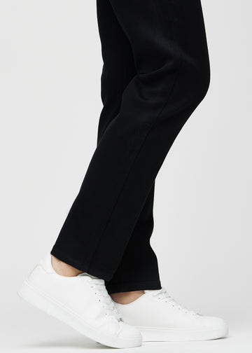 Die Knöchel eines Models, sodass man sehen kann, wie locker die Jeans in einer Regular Passform sitzt.