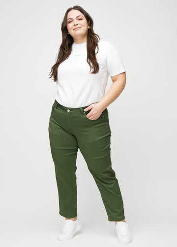 Regular-Jeans für Damen in Dunkelgrün, Farbe Renewals. Ganzkörperansicht eines Plus-Size-Models in diesen Jeans.
