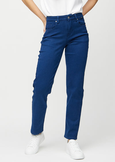 Dunkelblaue regular jeans, Modellname Royals, die gerade am Bein herunterfallen, von vorne gesehen.
